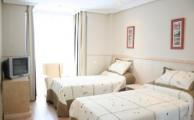 Oferta Viaje Hotel Escapada A&H Suites la villa de Madrid + Entradas dos días sucesivos Warner