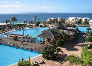 Viajes H10 Rubicon Palace + Surf en Playa Blanca 4 hora / dia Viajes H10 Rubicon Palace + Surf en Playa Blanca 4 hora / dia