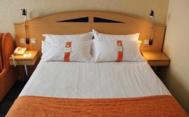 Viajes Holiday Inn Express San Sebastián de los Reyes + Entradas 2 días consecutivos Warner con 1 día Warner Beach