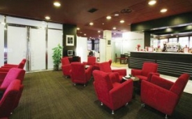 Viajes Petit Palace Madrid Aeropuerto + Entradas 2 días consecutivos Warner con 1 día Warner Beach