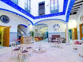 Viajes Hostal Trotamundos - Shared Rooms + Visita Guiada por Sevilla + Crucero Guadalquivir Viajes Hostal Trotamundos - Shared Rooms + Visita Guiada por Sevilla + Crucero Guadalquivir