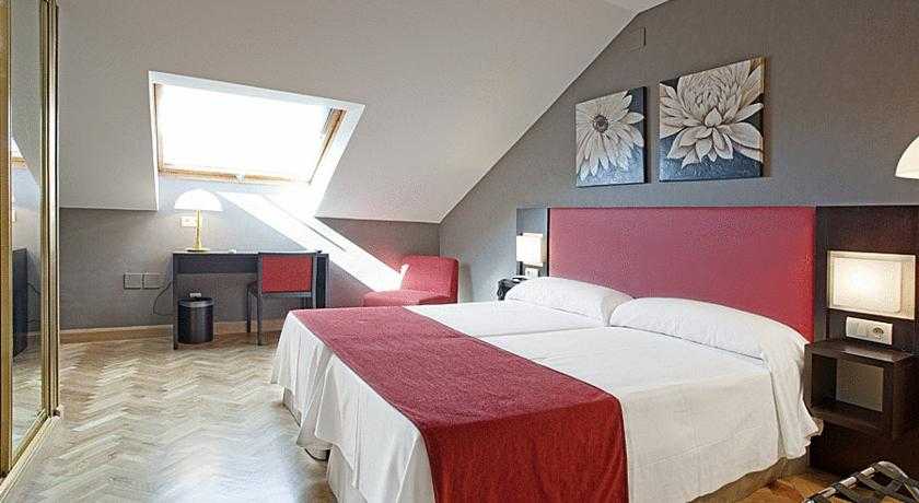 Viajes Hostal Carlos III + Entradas 2 días consecutivos Warner Viajes Hostal Carlos III + Entradas 2 días consecutivos Warner