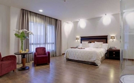 Viajes Crowne Plaza Madrid Airport + Entradas 2 días consecutivos Warner con 1 día Warner Beach