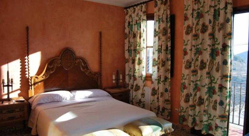 Viajes Hostal Crucica + Entradas Dinópolis Viajes Hostal Crucica + Entradas Dinópolis