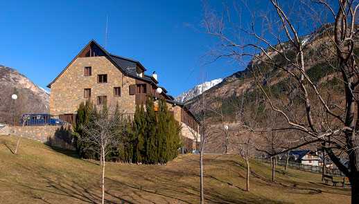 Viajes Escuela de Montaña de Benasque + Forfait Cerler Viajes Escuela de Montaña de Benasque + Forfait Cerler