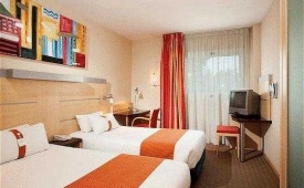 Viajes Holiday Inn Express Madrid Rivas + Entradas 2 días consecutivos Warner