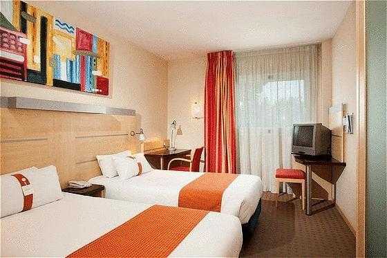 Viajes Holiday Inn Express Madrid Rivas + Entradas 2 días consecutivos Warner Viajes Holiday Inn Express Madrid Rivas + Entradas 2 días consecutivos Warner