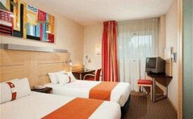 Viajes Holiday Inn Express Madrid Rivas + Entradas 2 días consecutivos Warner con 1 día Warner Beach