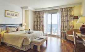 Viajes THB Torrequebrada + Entradas General Selwo Marina Delfinarium Benalmádena