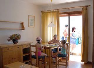 Viajes Apartamentos Holiday Center + Entradas a Natura Parc Viajes Apartamentos Holiday Center + Entradas a Natura Parc