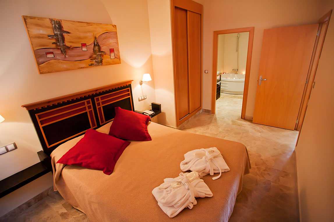 Viajes Hotel Ns Alquería Bulevar + Visita Guiada por Sevilla + Crucero Guadalquivir Viajes Hotel Ns Alquería Bulevar + Visita Guiada por Sevilla + Crucero Guadalquivir