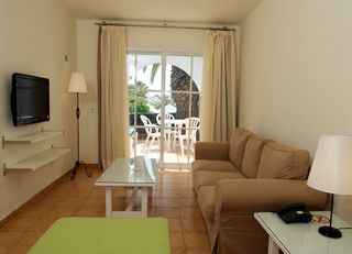 Viajes Bungalows Las Cascadas + Surf en Famara 5 hora / dia Viajes Bungalows Las Cascadas + Surf en Famara 5 hora / dia