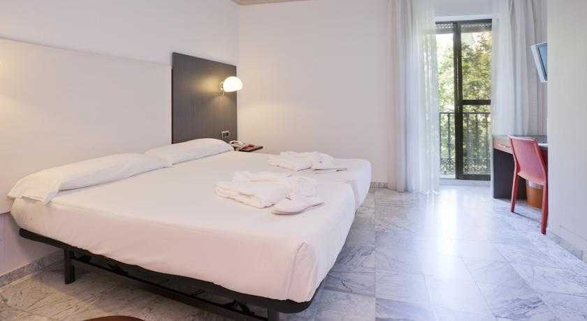 Viajes Confortel Puerta de Triana + Visita Guiada por Sevilla + Crucero Guadalquivir Viajes Confortel Puerta de Triana + Visita Guiada por Sevilla + Crucero Guadalquivir