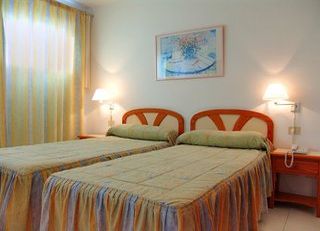 Viajes Ficus Apartamentos + Surf en Famara 5 hora / dia Viajes Ficus Apartamentos + Surf en Famara 5 hora / dia