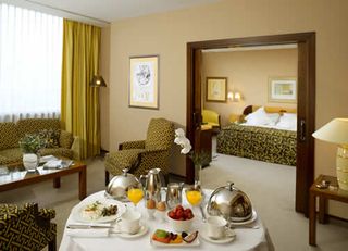 Viajes Rey Juan Carlos I Business and City Resort + Entradas a la Sagrada Familia de Gaudí Viajes Rey Juan Carlos I Business and City Resort + Entradas a la Sagrada Familia de Gaudí