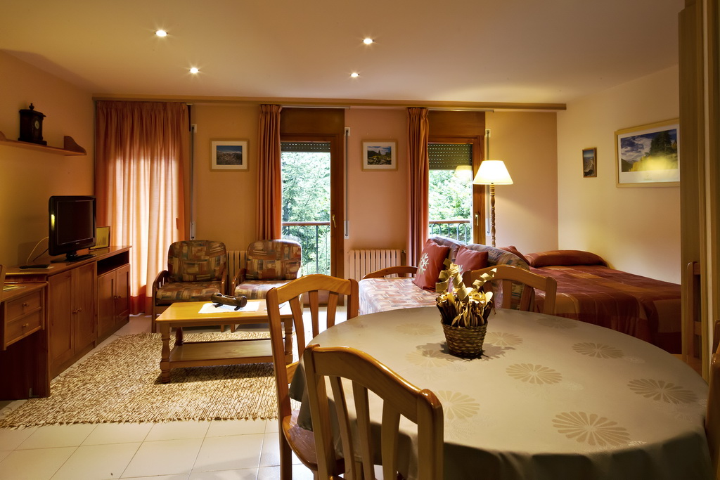 Viajes Aparthotel La Neu + Trekking Baja-Media Montaña Viajes Aparthotel La Neu + Trekking Baja-Media Montaña