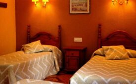 Viajes Hostal Suiza + Entradas Dinópolis