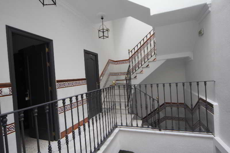 Viajes Hostal Pacos + Ruta por Catedral e Iglesia del Salvador Viajes Hostal Pacos + Ruta por Catedral e Iglesia del Salvador