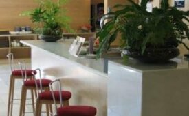 Viajes Holiday Inn Express Madrid - Getafe + Entradas 2 días consecutivos Warner con 1 día Warner Beach