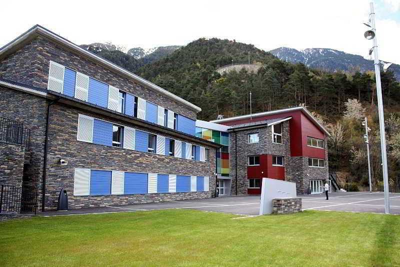 Viajes Alberg La Comella + Entrada General 3 horas - Inuu Viajes Alberg La Comella + Entrada General 3 horas - Inuu