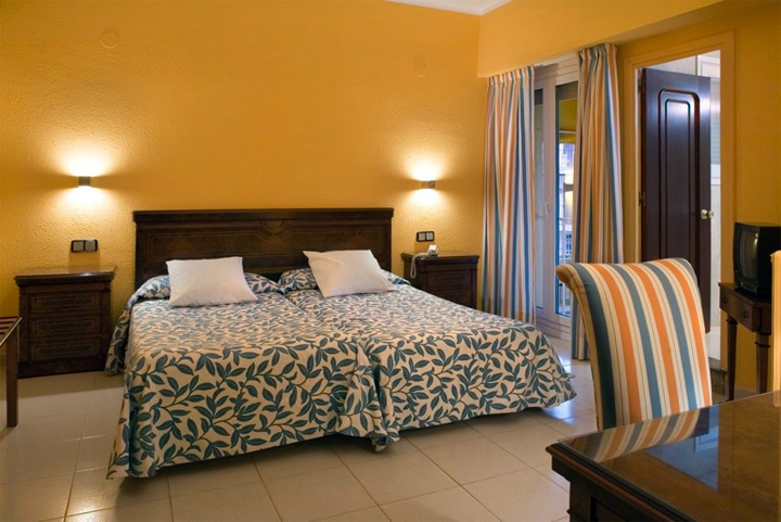 Viajes Hotel Rovira Cambrils + Entradas Costa Caribe 1 día Viajes Hotel Rovira Cambrils + Entradas Costa Caribe 1 día