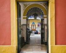 Viajes Hostal Trotamundos - Shared Rooms + Ruta por Catedral e Iglesia del Salvador