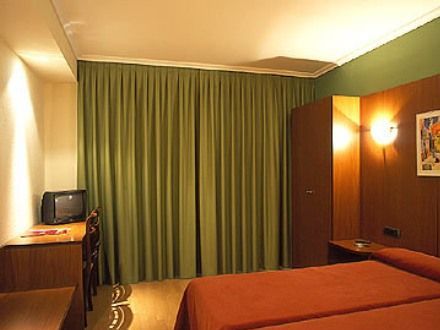 Viajes Leon Hotel + Descenso del sella Viajes Leon Hotel + Descenso del sella