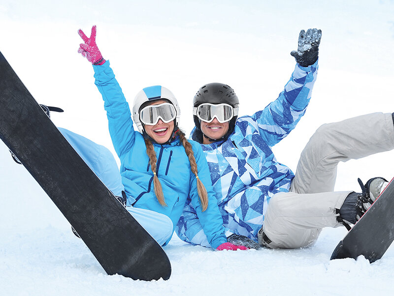 Couple,Of,Snowboarders,On,Ski,Piste,At,Snowy,Resort.,Winter 2 días en Baqueira: curso de snow con alquiler de material incluido para 2 personas