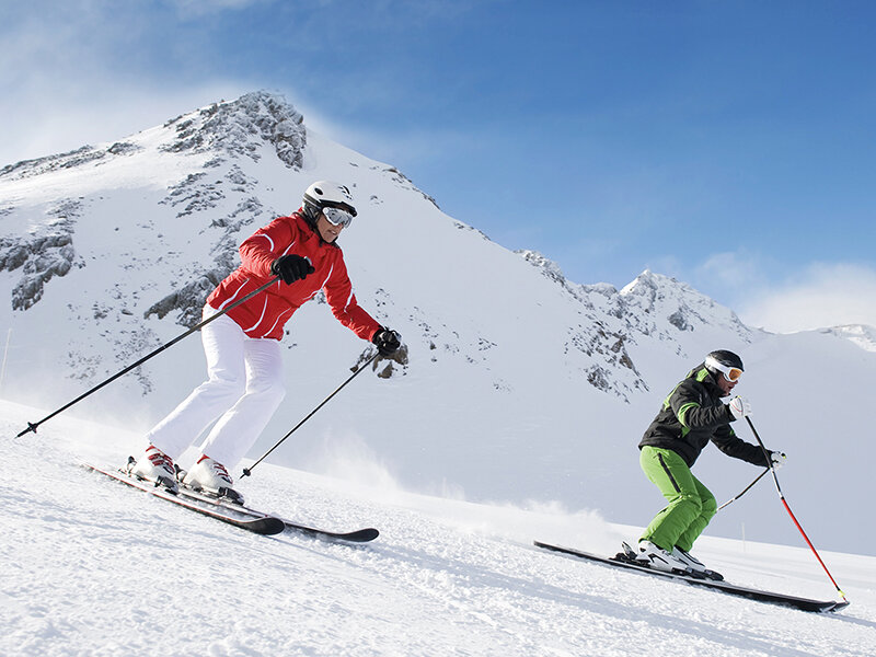 Sports,Athletes,Have,Fun,While,Skiing,In,The,Winter,On Descubre Baqueira con 1 clase privada de esquí para 2 personas con alquiler de material