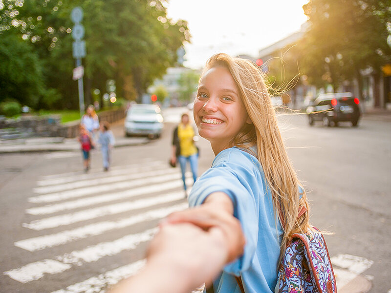 Happy,Blonde,Girl,With,A,Smile,On,Her,Face,Holding 2 noches para 2 en las ciudades europeas preferidas en Instagram