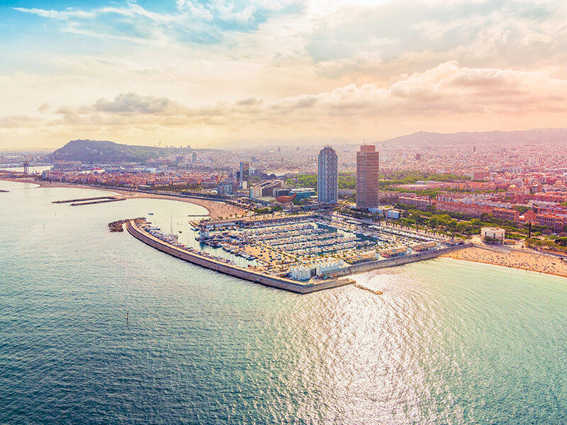 Barcelona,Aerial,View,Of,Port,Olimpic,And,City,Skyline,,Spain. ¡La Ciudad Condal desde el aire!: 1 paseo en helicóptero para 3 personas
